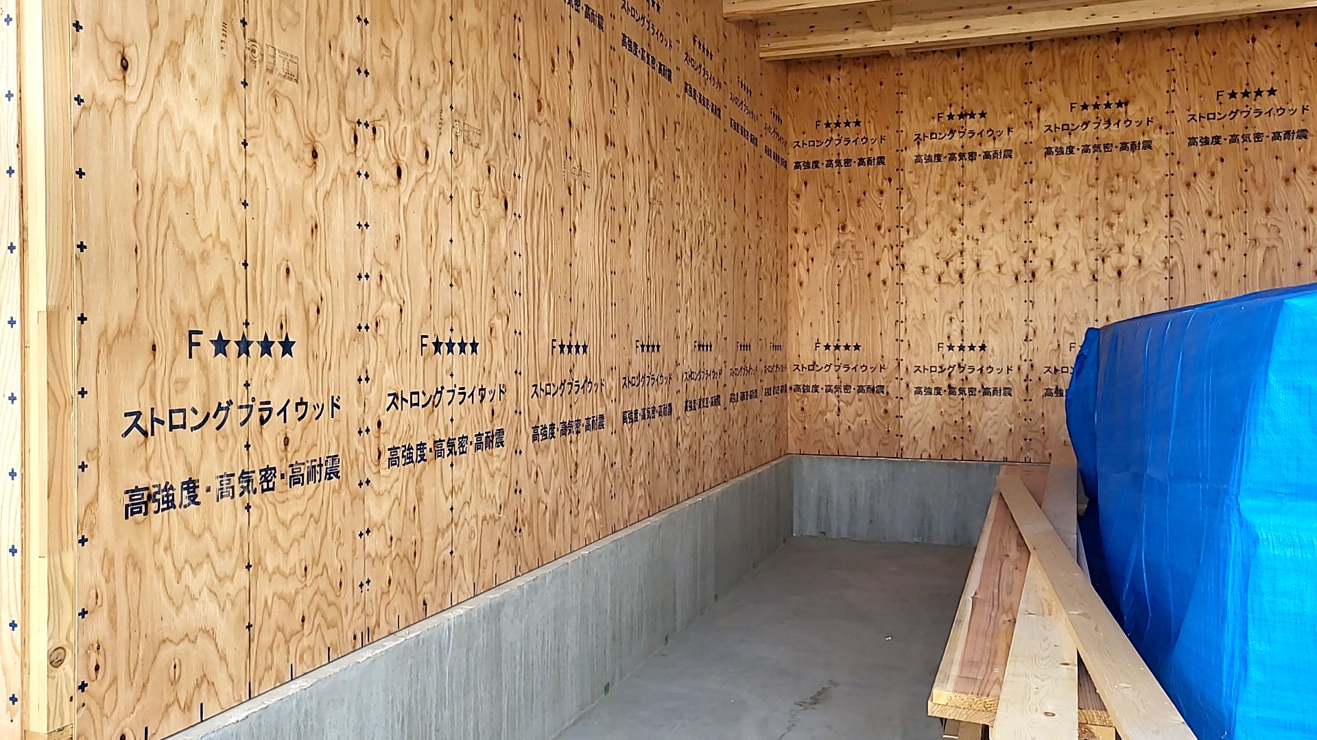 壁の合板張りの様子です。