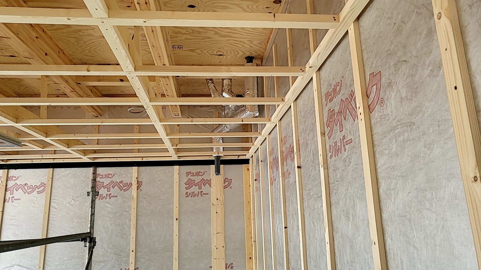 図面を確認しながら、内部下地造作工事が丁寧に行われております。