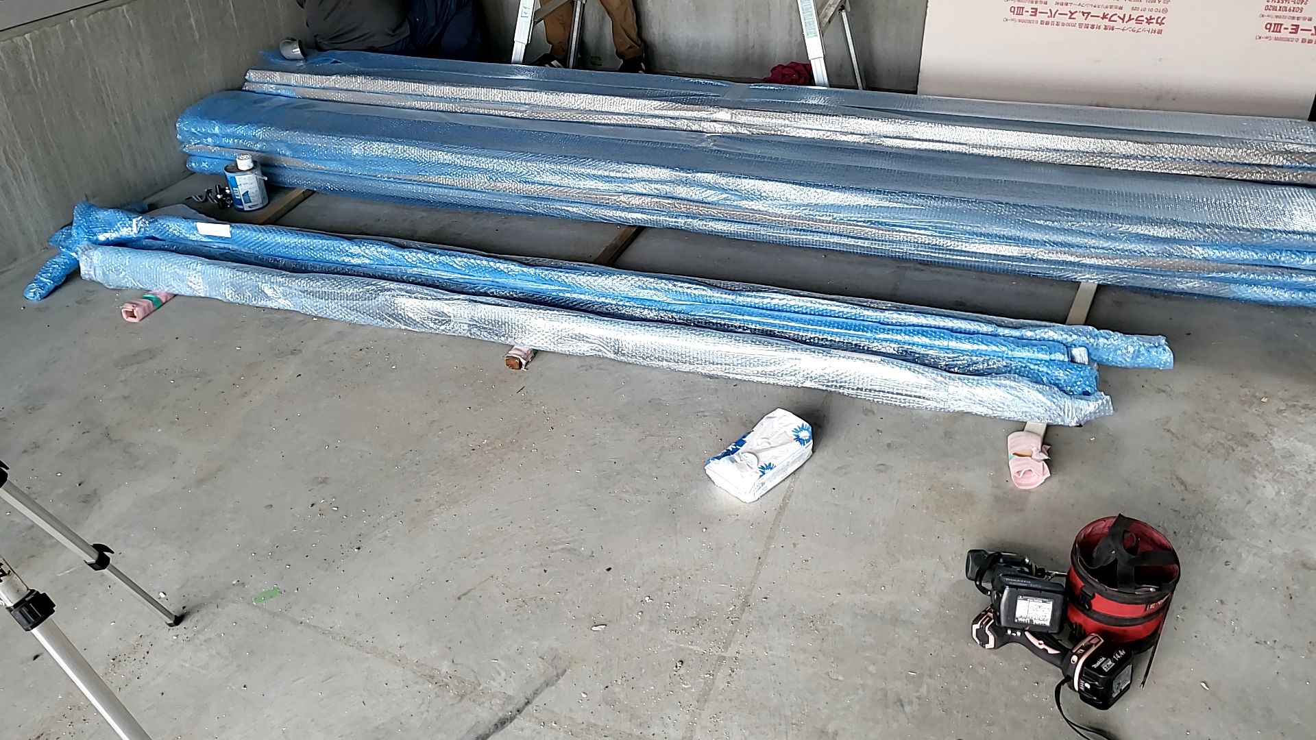 シャッターの資材が搬入された様子です。