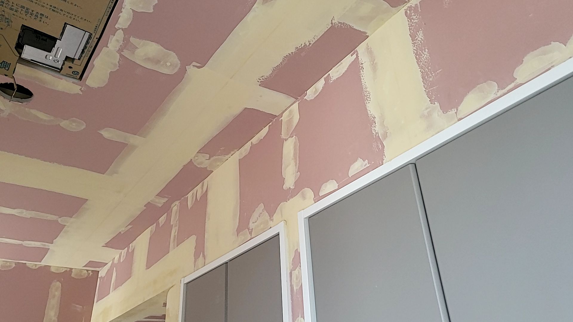 クロス業者によるクロス貼りも行われております。きれいに貼るために、パテ掛けを丁寧に行っております。