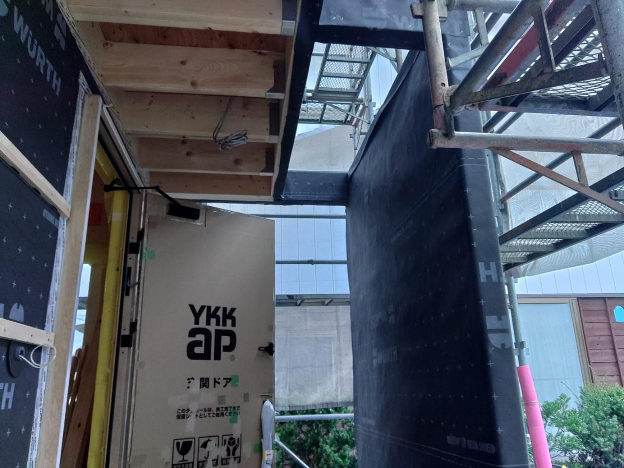 図面・仕様を確認しながら、正確に施工を進めております。