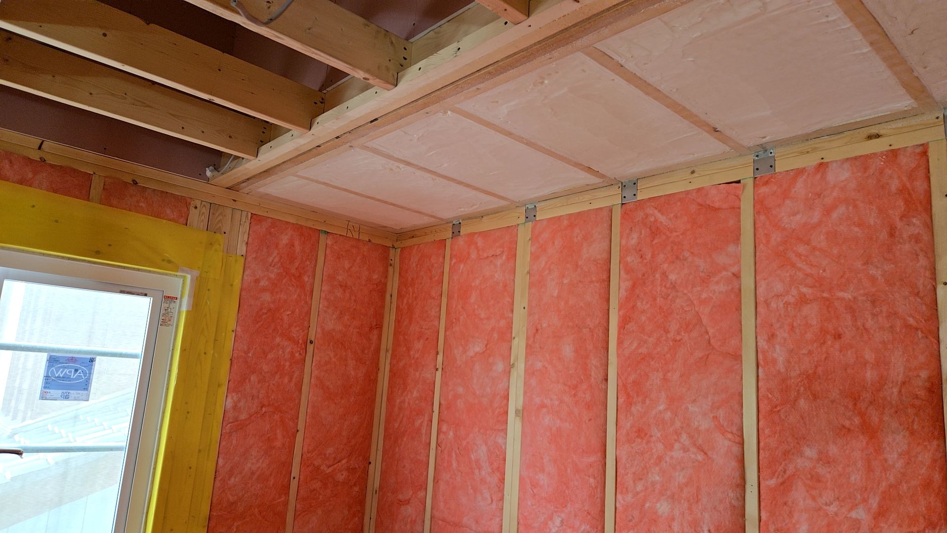 白い発泡ウレタンが吹き付けられた様子です。