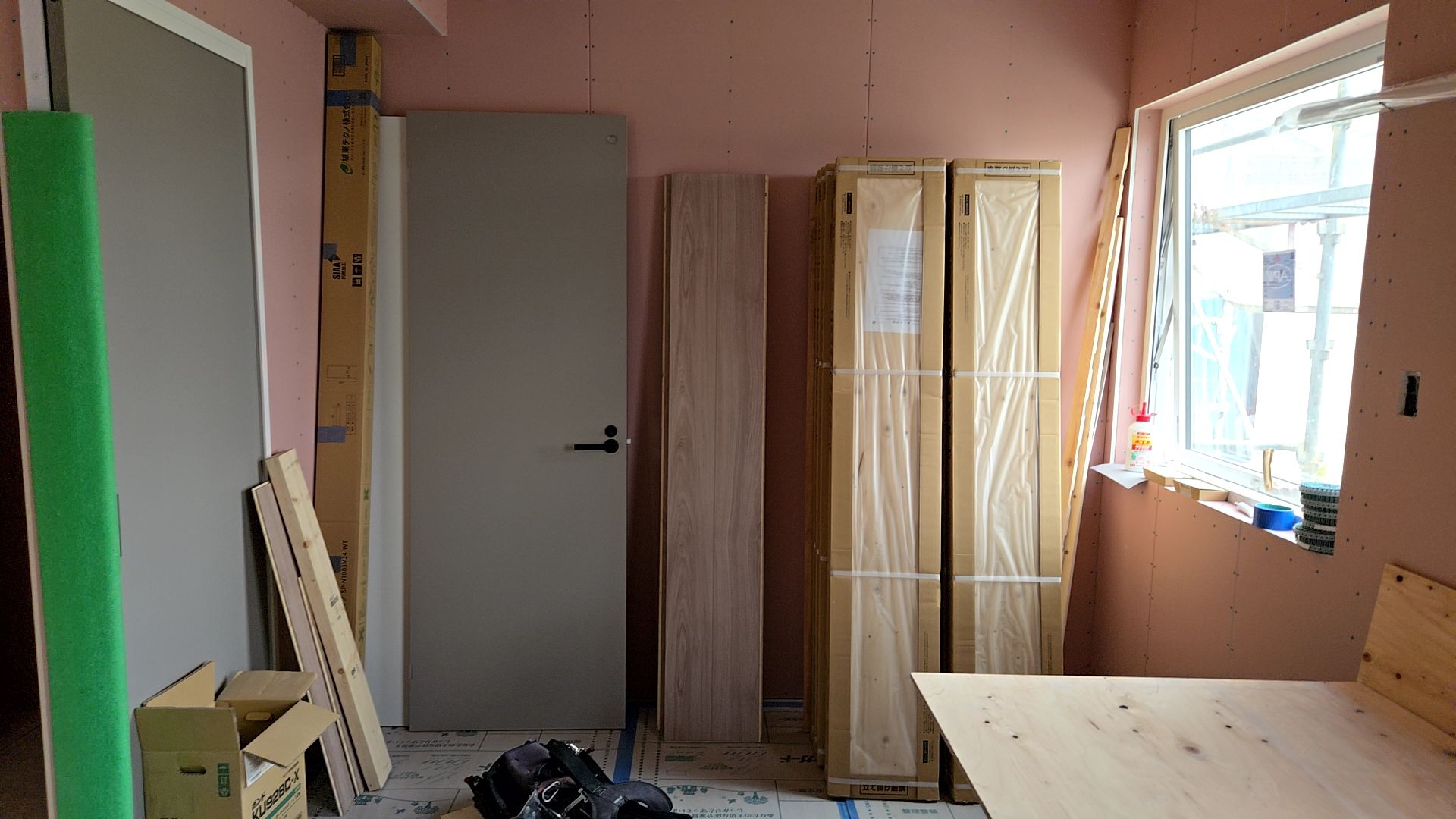 内部の下地造作工事の様子です。