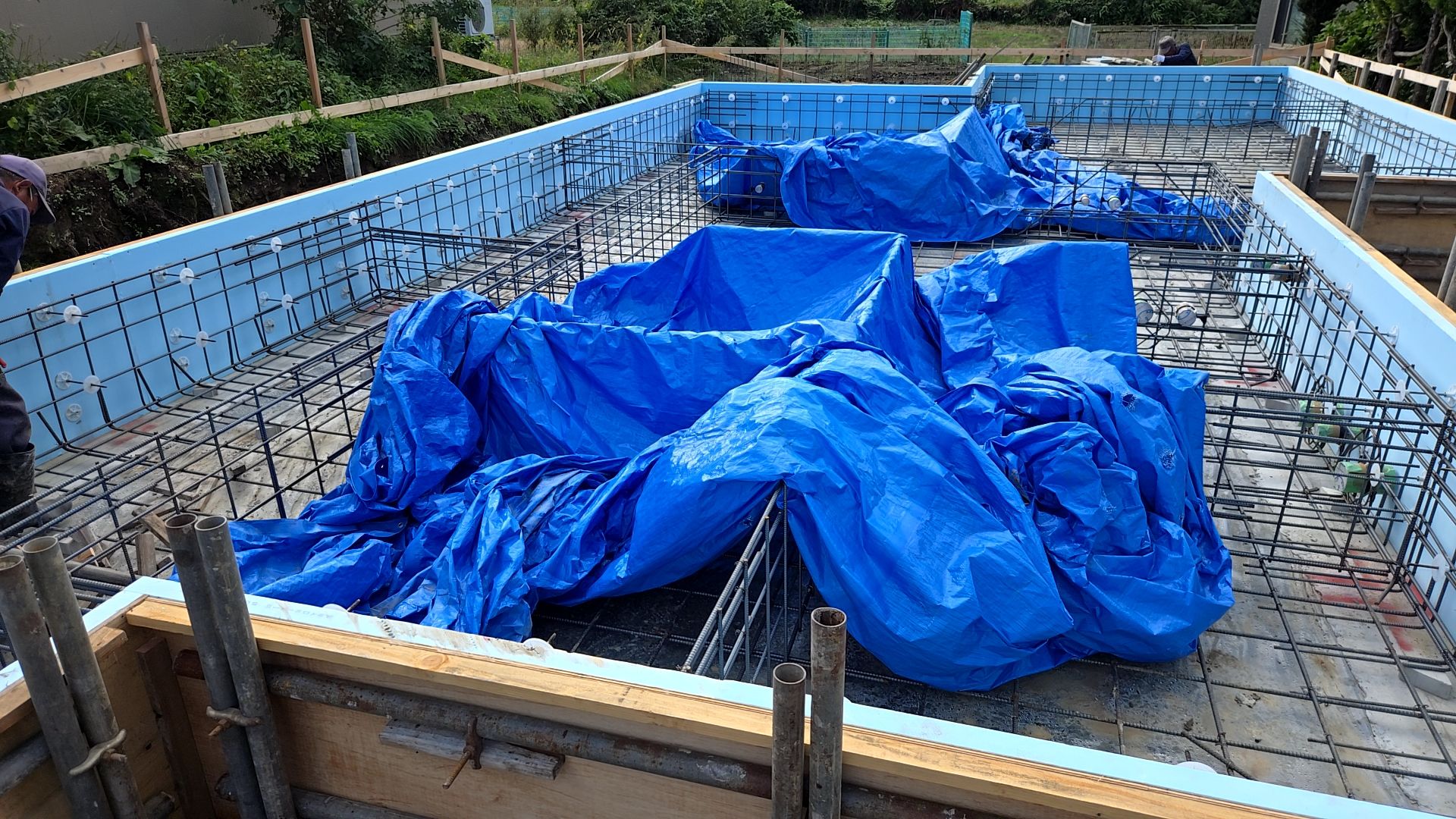 図面・仕様を確認しながら間違いのないよう施工しています。