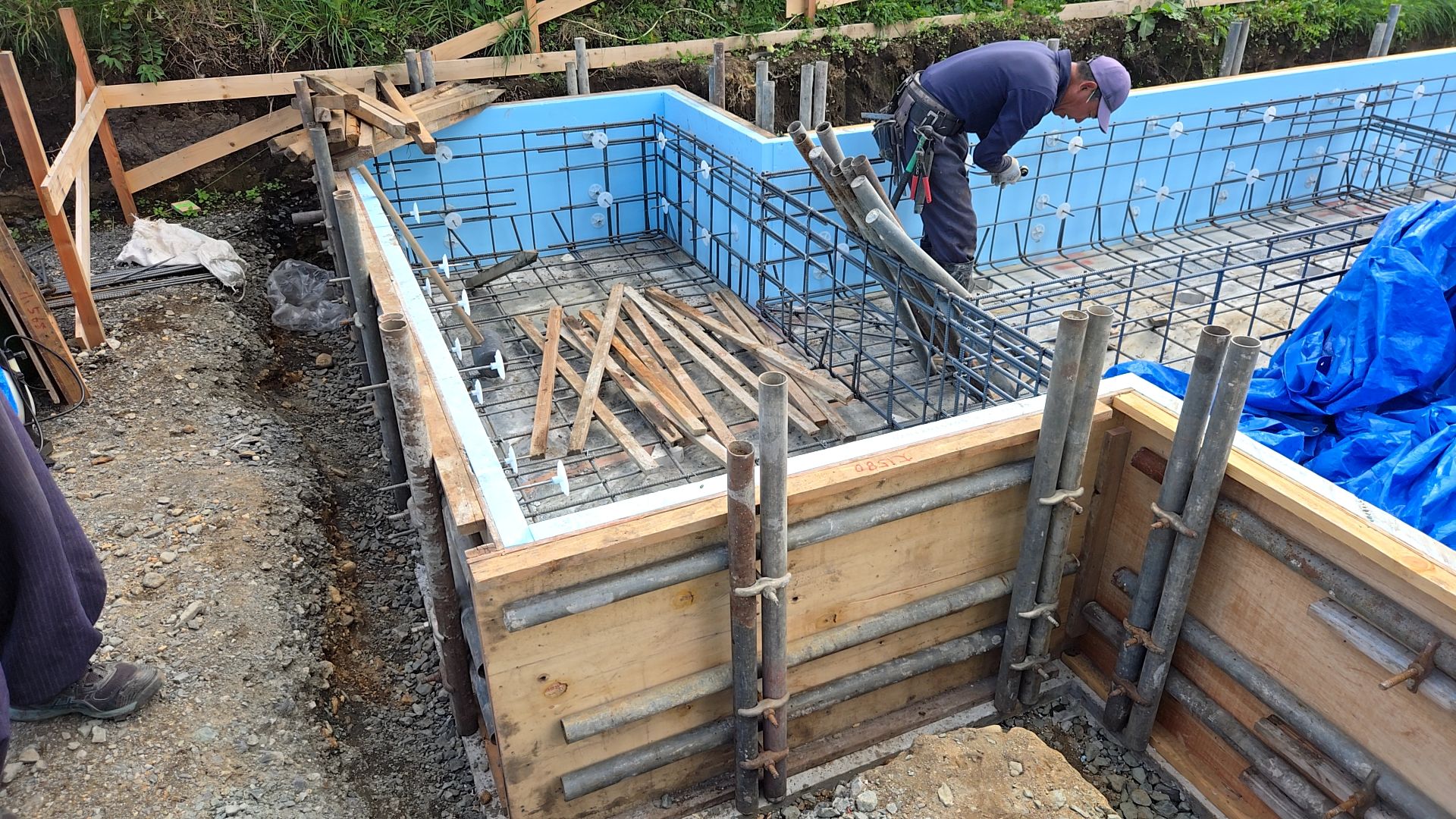 鉄筋がむき出しになっているため、安全には十分注意しております。