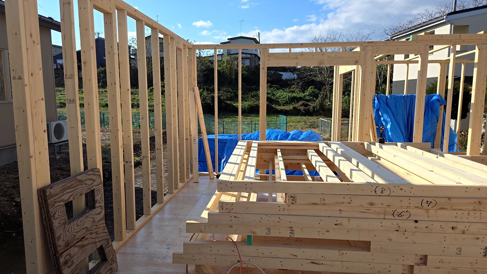 使用する釘や金物など、ひとつひとつ確認しております。