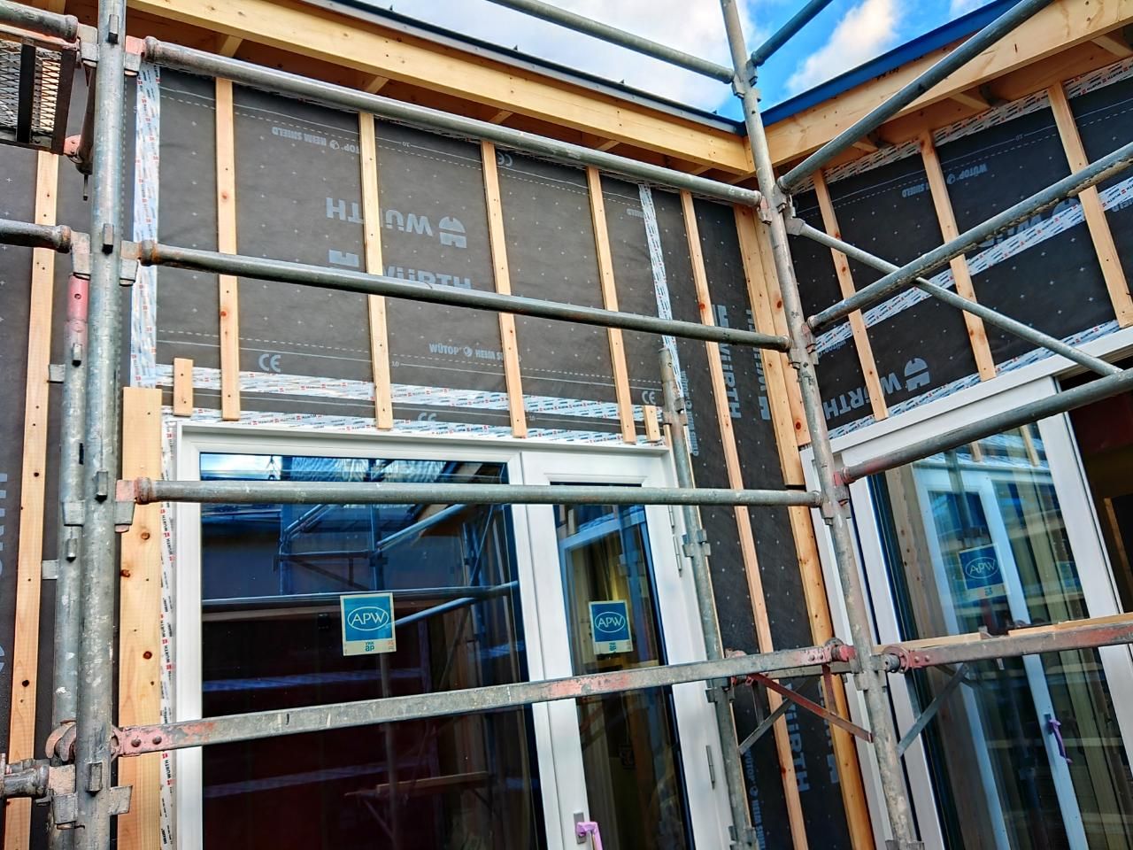 軒天の外部下地造作工事の様子です。図面を確認し下地の位置、換気の位置に注意して施工しております。