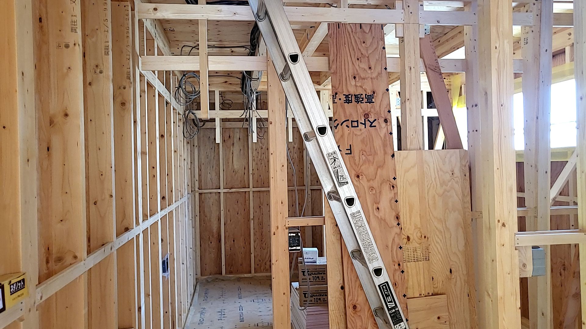 電気の配線を行っている様子です。