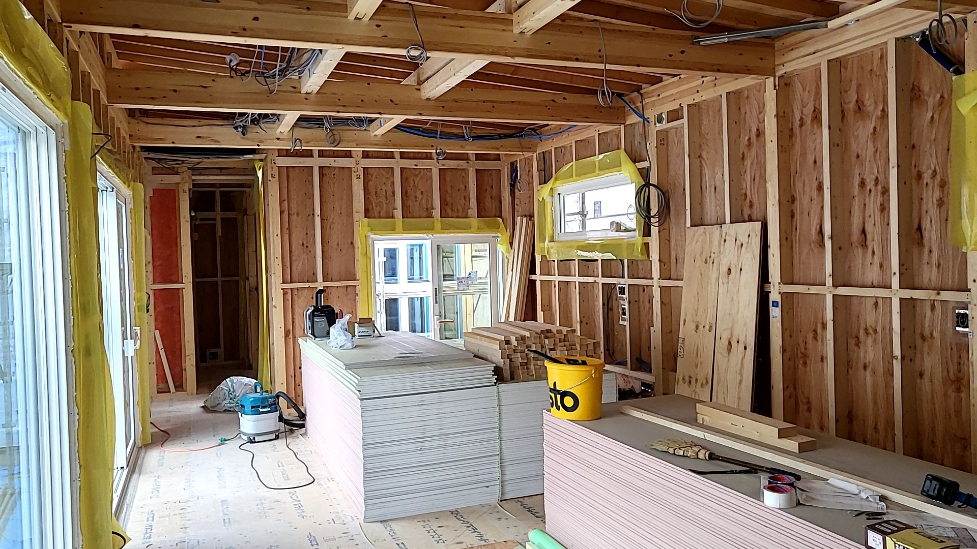 現場の様子です。現場をきれいに片付けながら安全に作業を進めております。