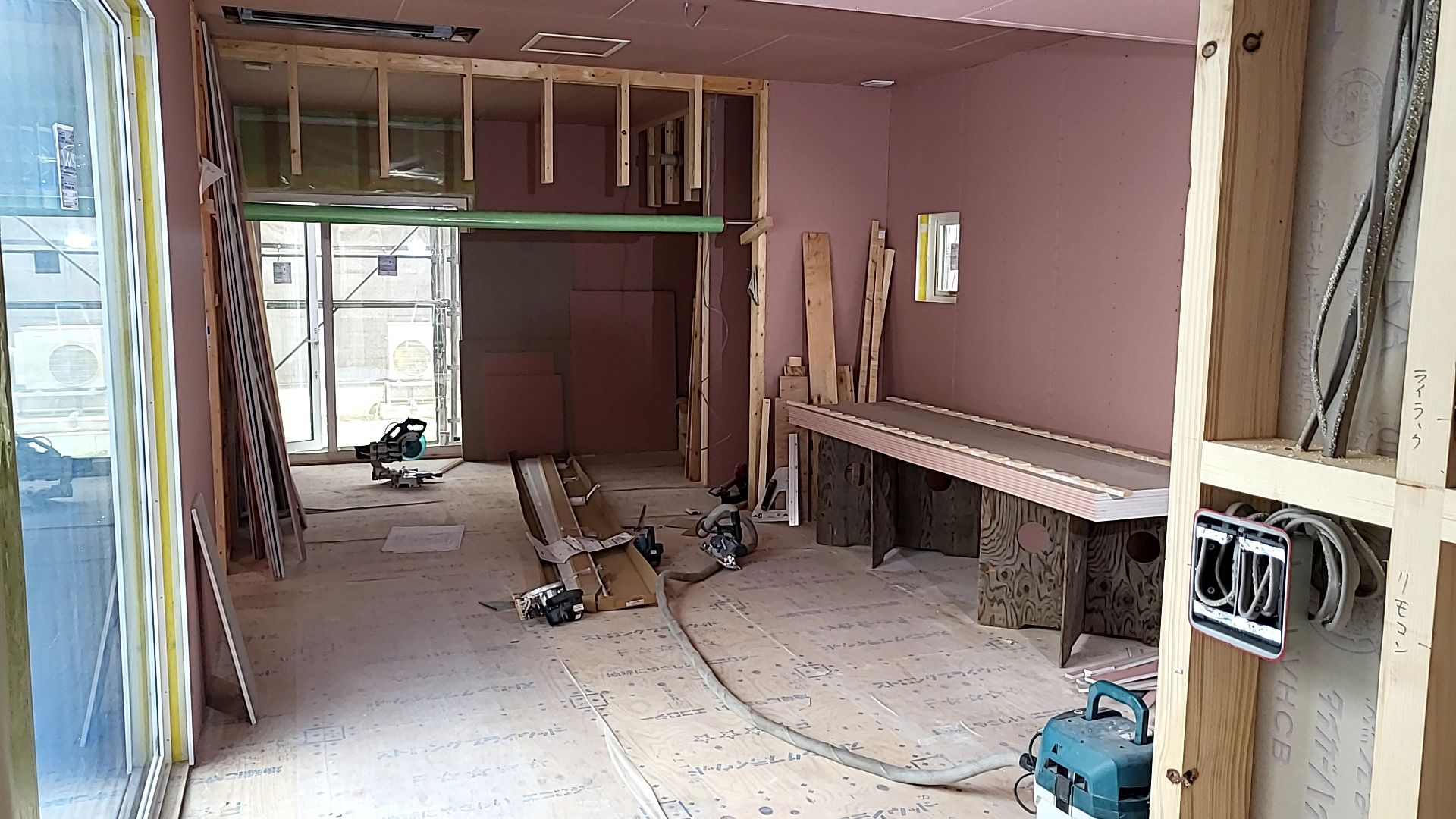 現場内をきれいに整頓しながら、怪我のないよう作業を進めております。