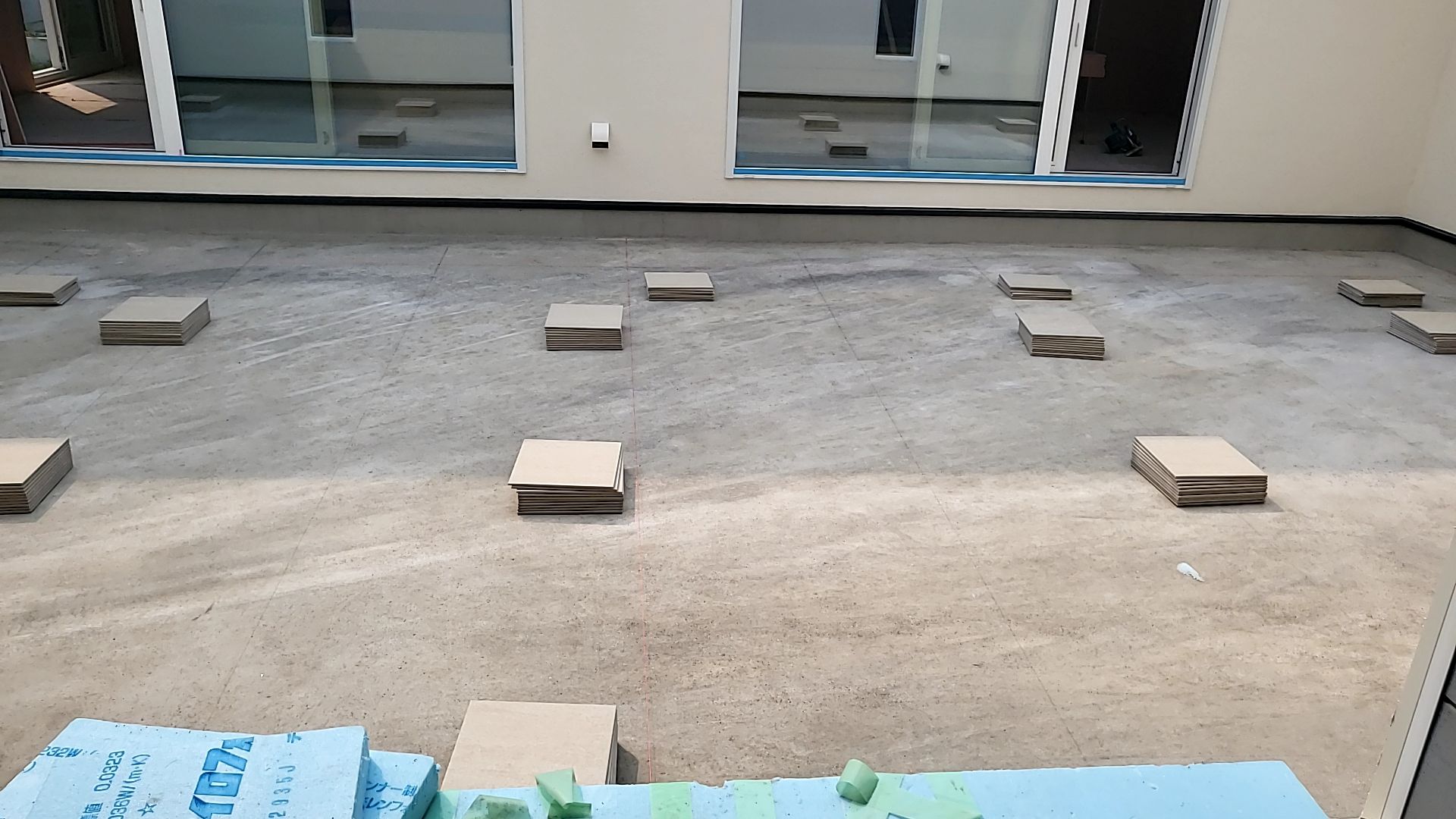 中庭部分のタイル貼りが行われている様子です。