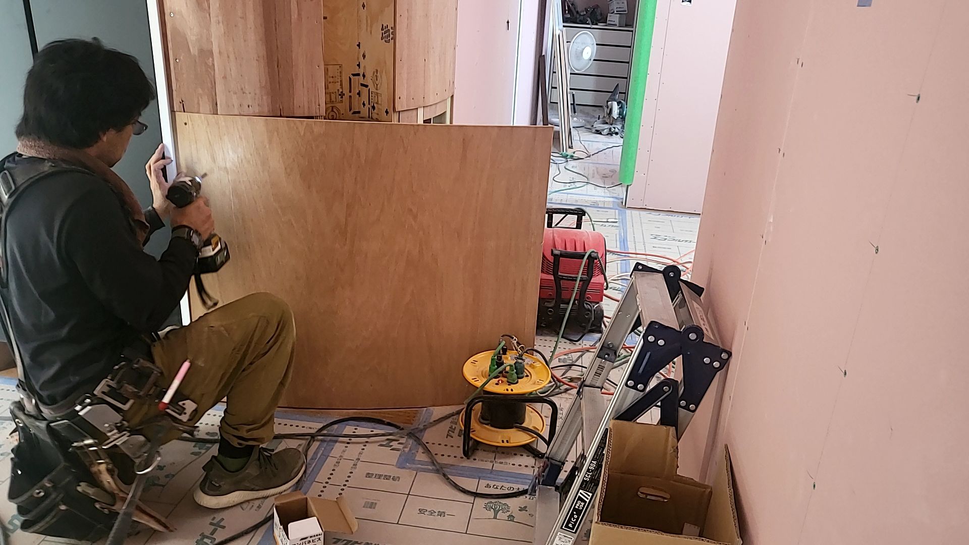 R壁部分の曲げベニヤを行っている様子です。