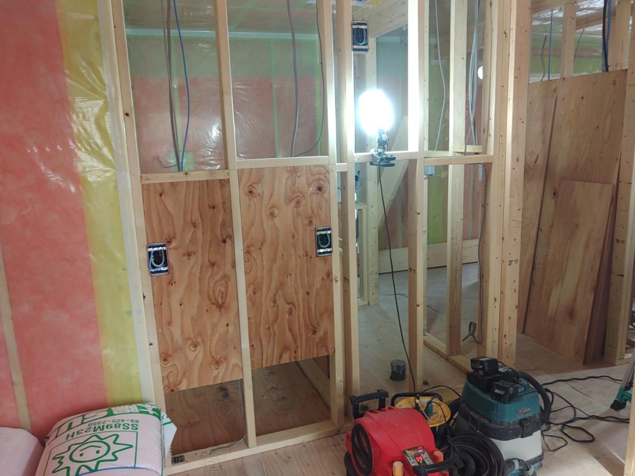下地造作工事が行われております。