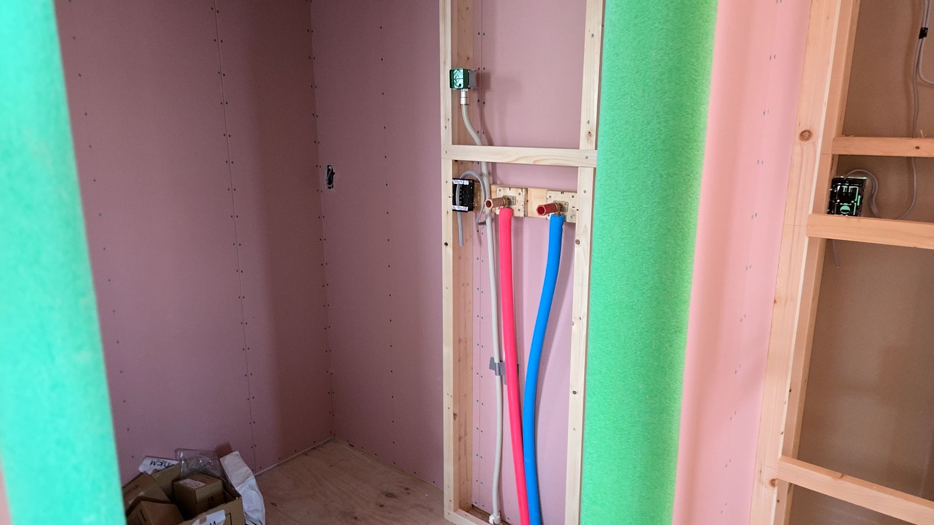 シャフト部分の下地造作工事が行われている様子です。