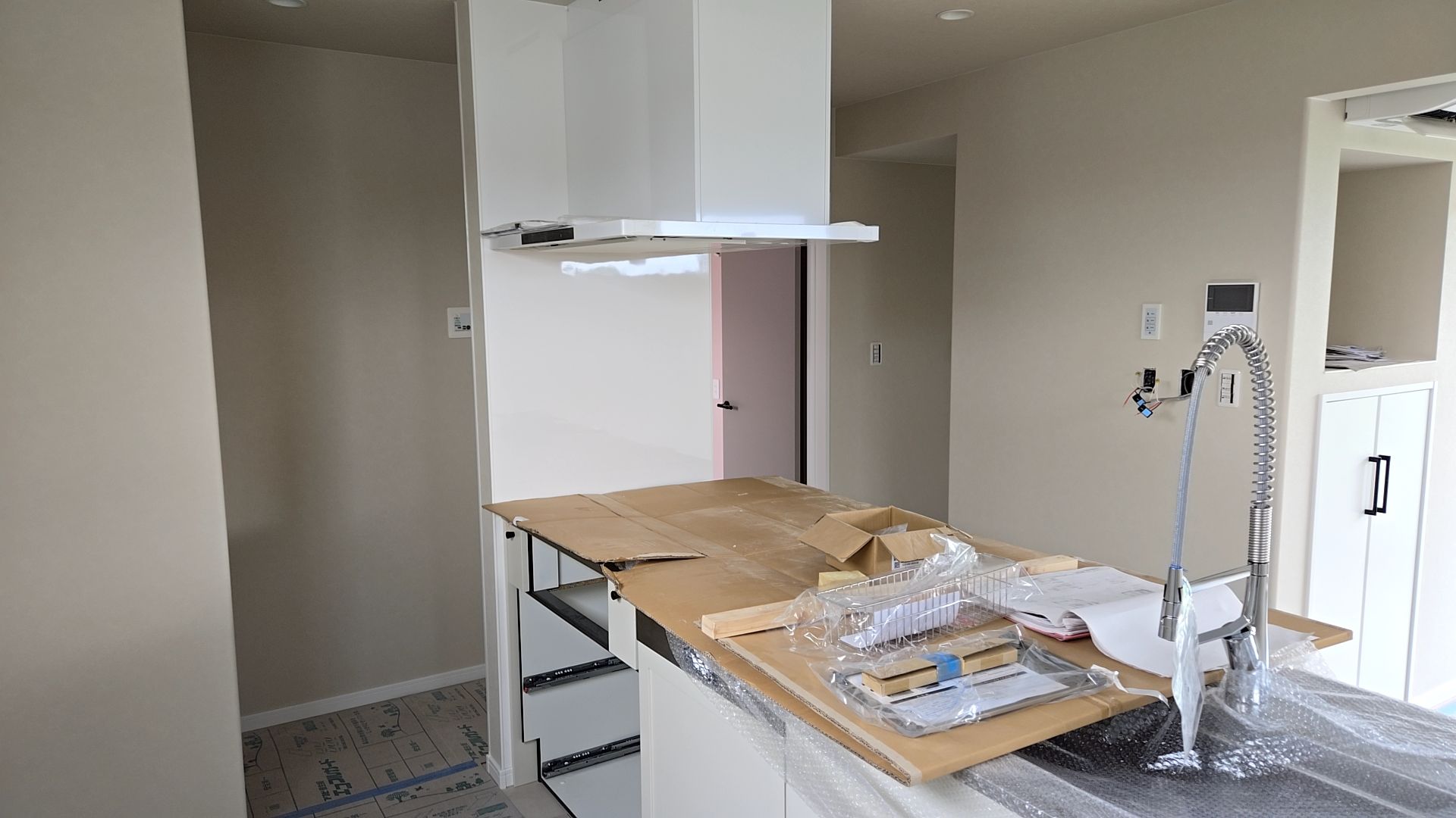 ガスコンロの取り付けが行われました。