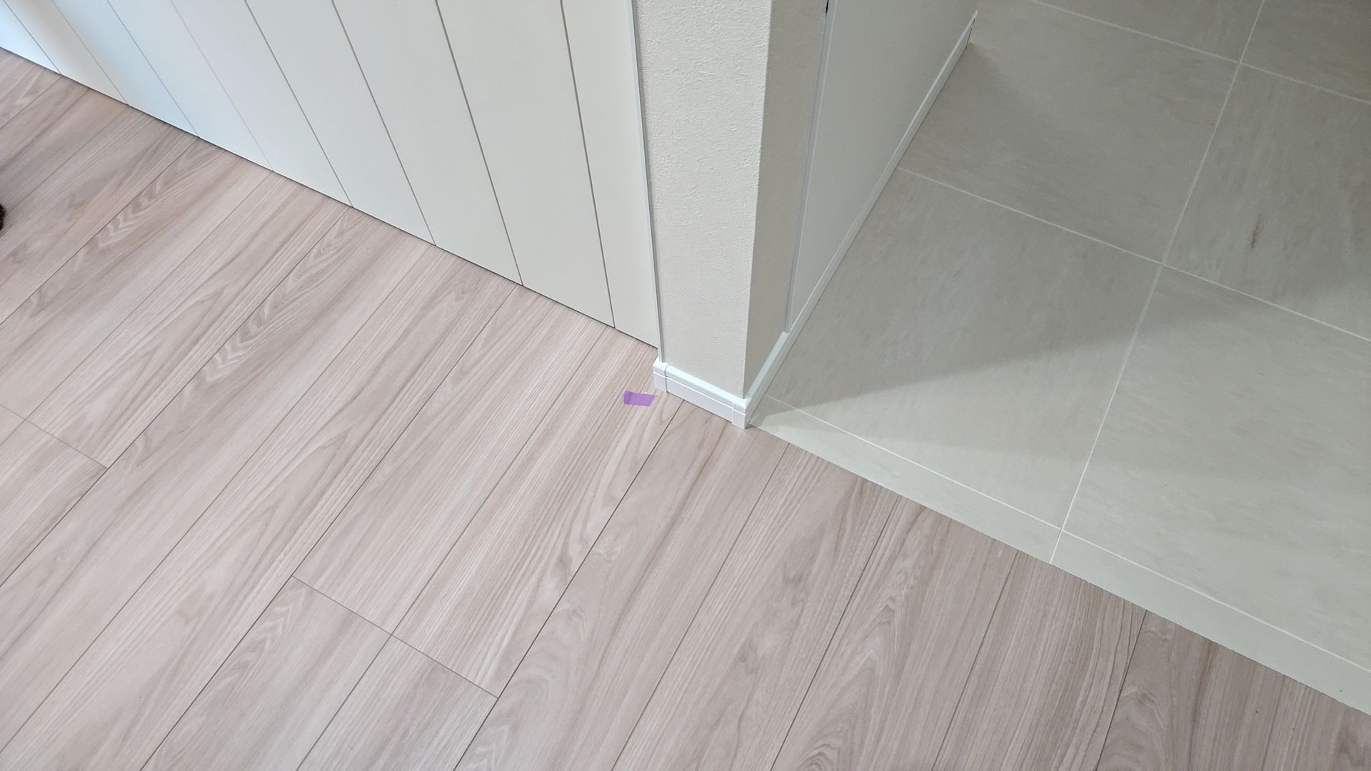 床のキズの補修を行っています。