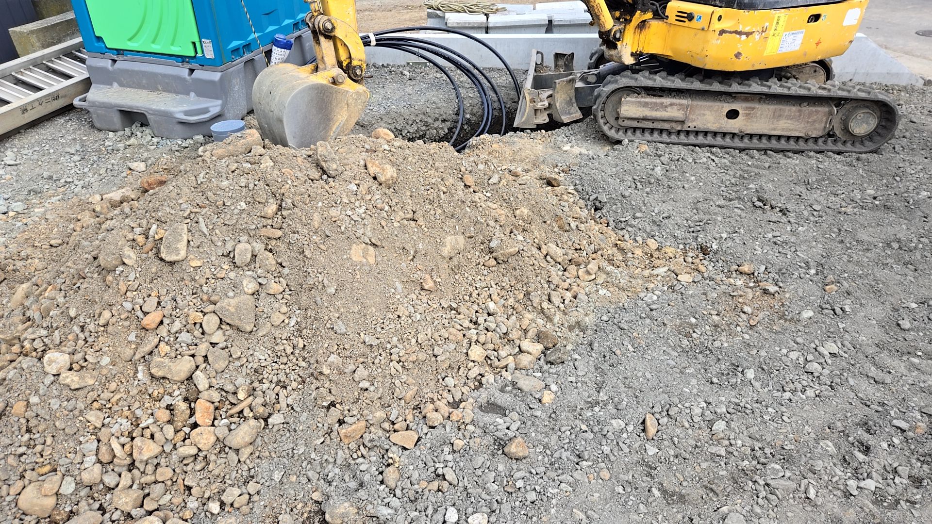 昨日、外部配管工事が行われた様子です。