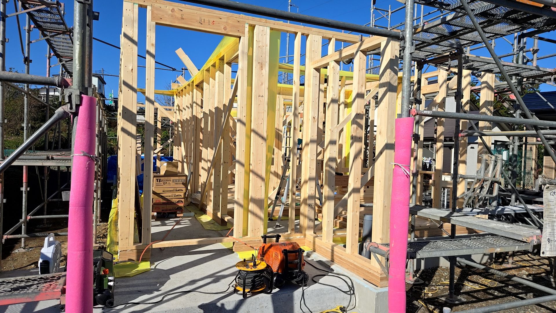 使用する木材・釘・金物など図面を確認しながら、間違いのないよう作業しております。