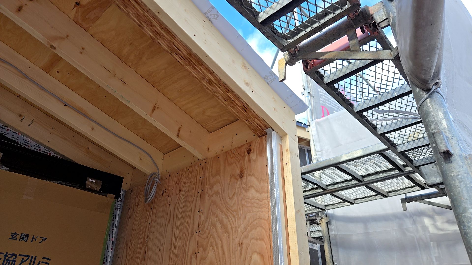 外部の造作工事の様子です。図面を確認し現場で打ち合わせをしながら、間違いのないよう下地を入れていきます。