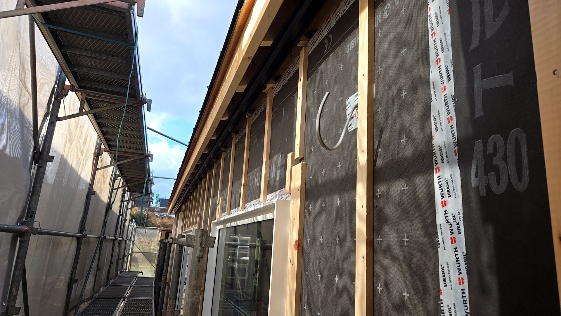 引き続き、外部軒天の下地造作工事が進められております。高所作業のためヘルメットを着用し、安全対策に十分注意し施工を行っています。