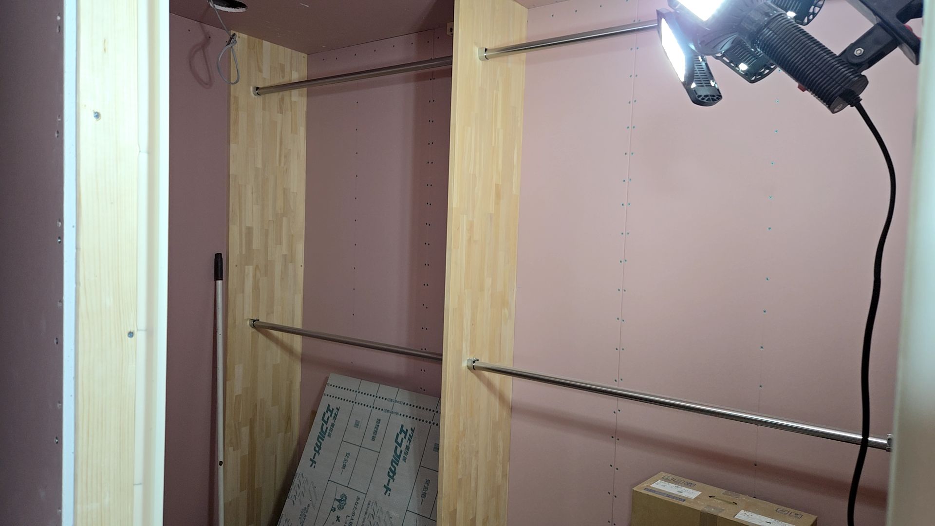 洋服掛けのパイプが取り付けられている様子です。図面を確認し、取り付け位置に間違いのないよう施工しております。