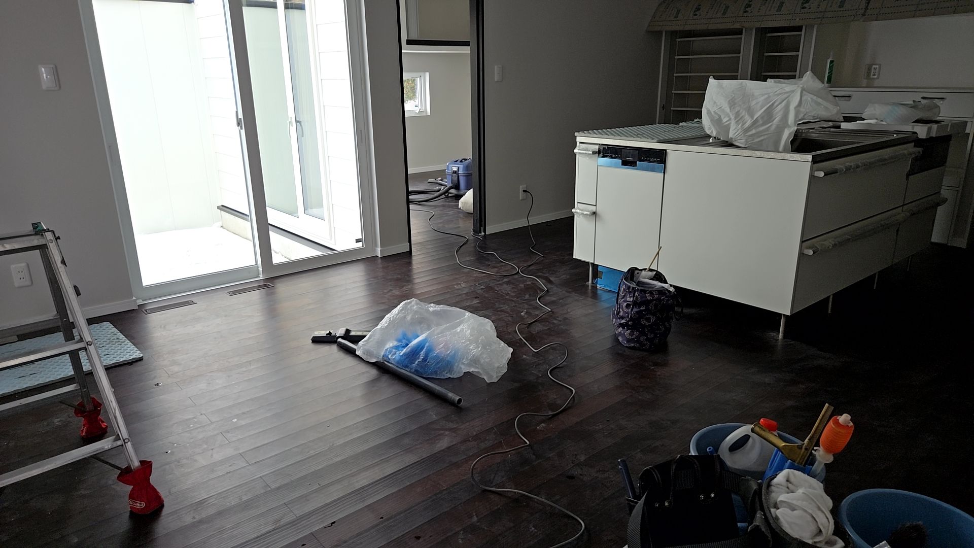 クリーニング業者による建物の清掃が行われております。