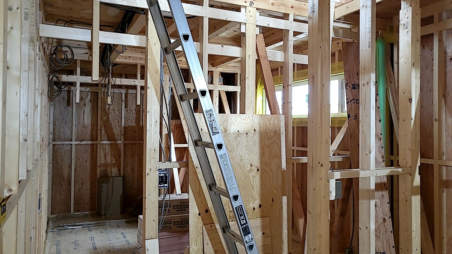 内部下地造作工事の様子です。