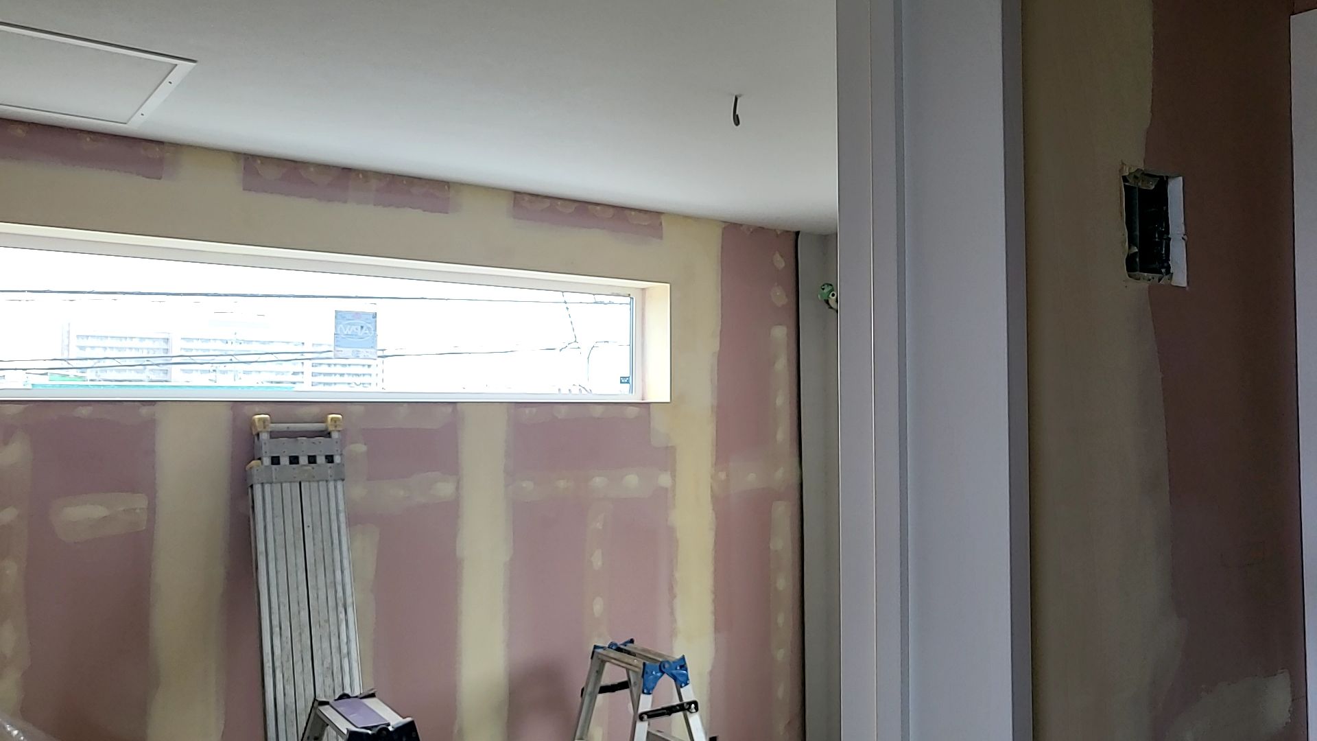 クロス貼りが進められている様子です。