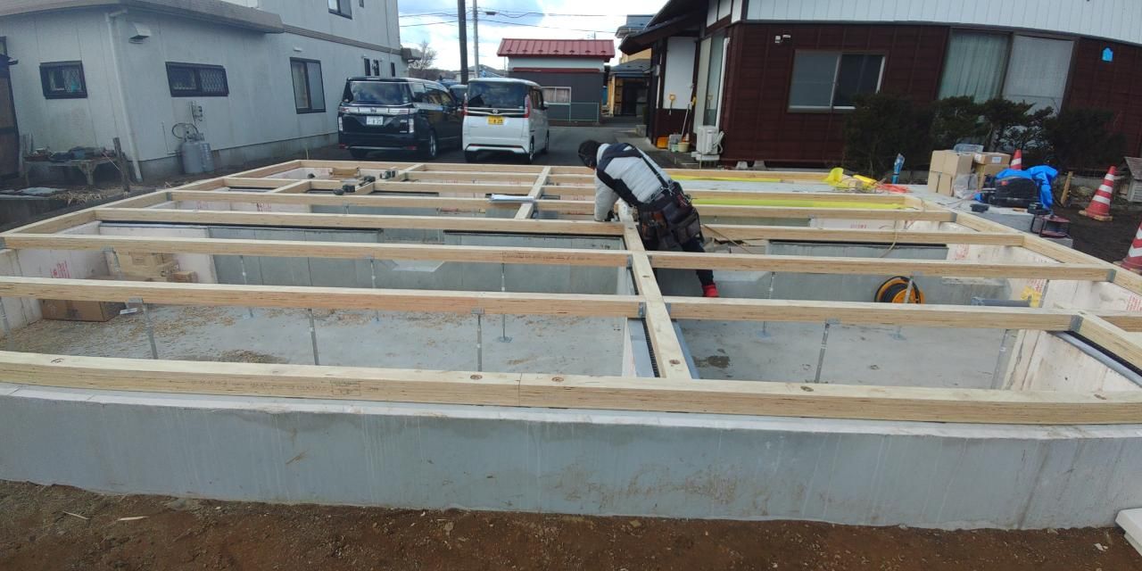 レベルを確認しながら土台を敷いて行きます。