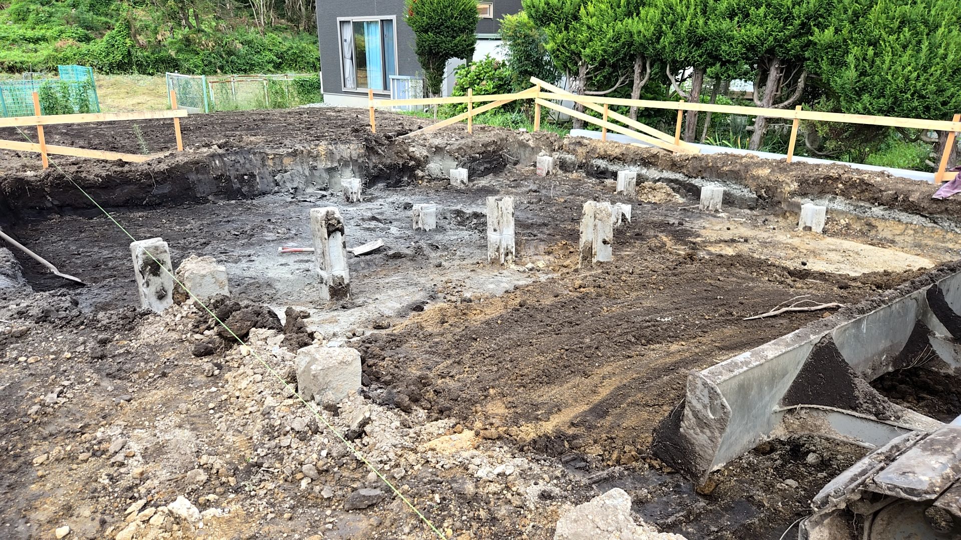 基礎の位置・深さなど間違いのないよう確認しながら作業を進めています。