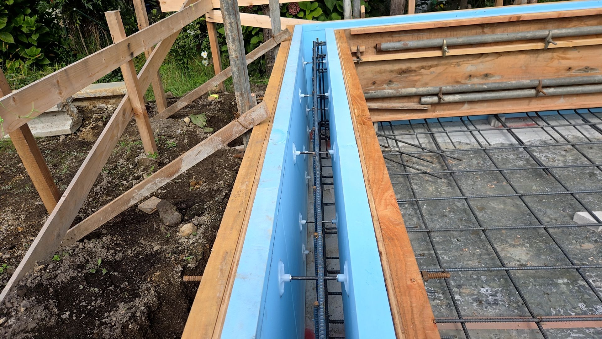 図面を確認しながら正確な位置にアンカーボルトをセットしていきます。