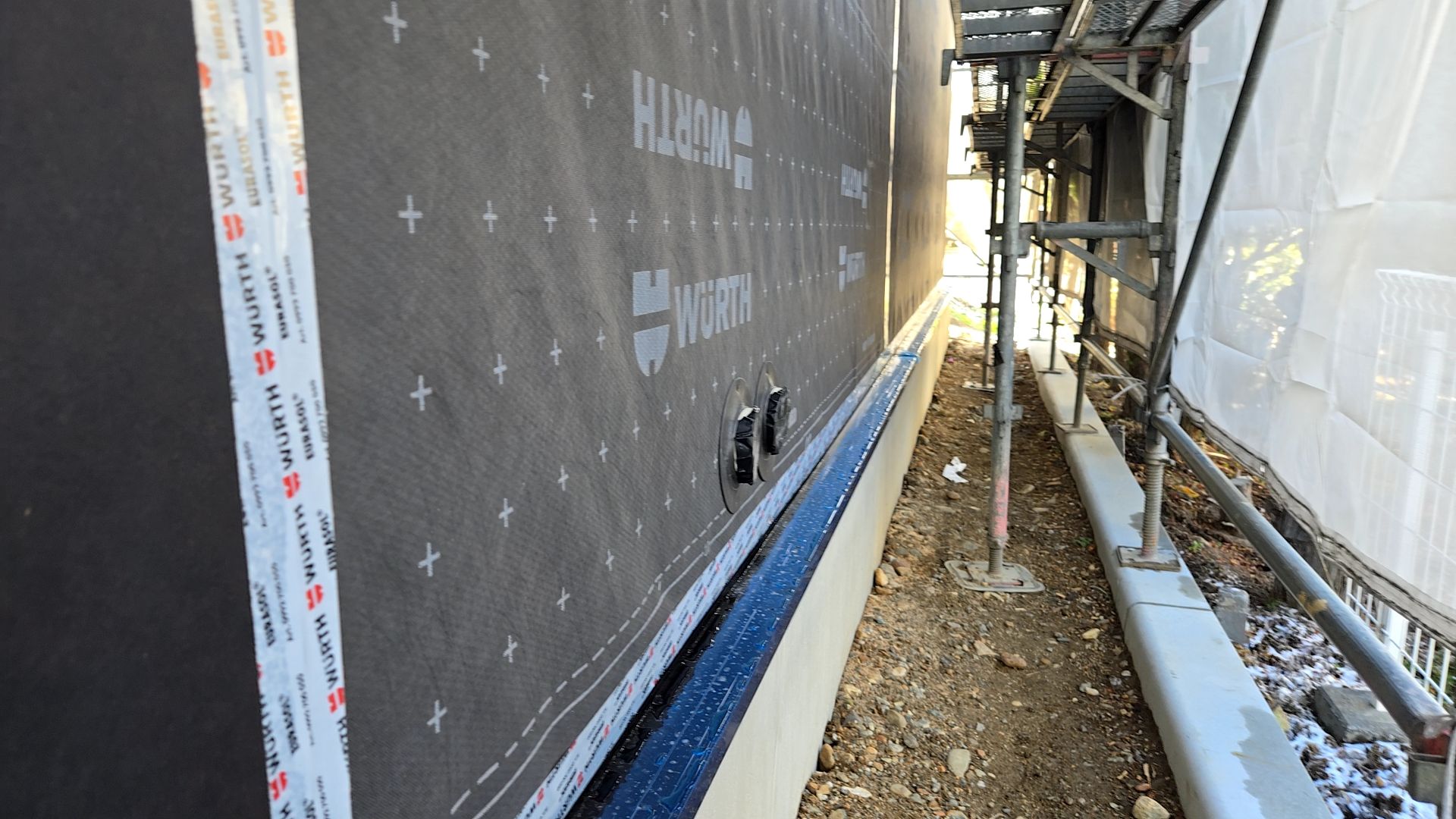 外壁の下地となる外部通期胴縁の施工の様子です。釘の打ちかた・めり込みに注意して施工を行っています。