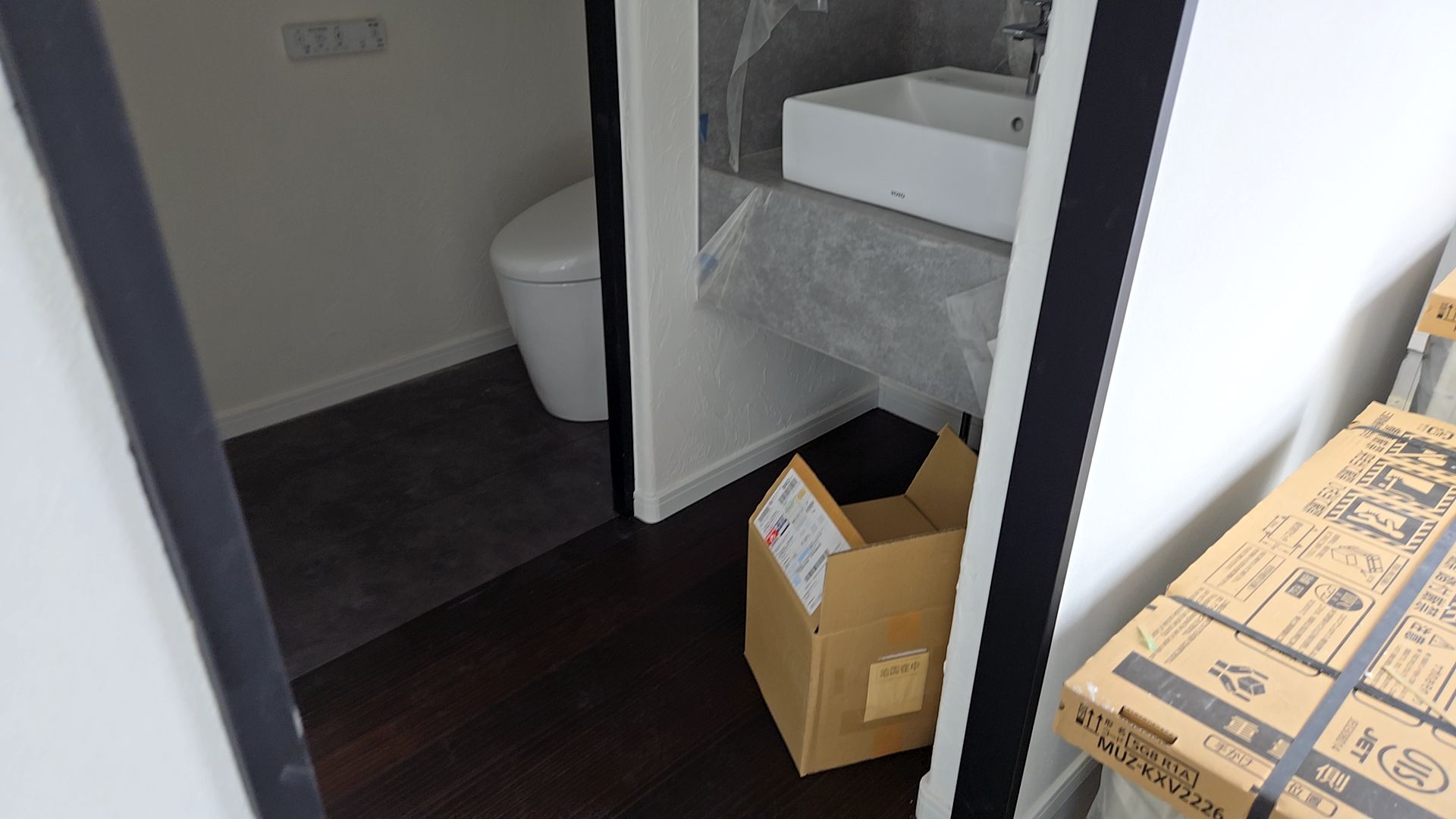 建物にキズを付けないように、丁寧に作業を進めております。