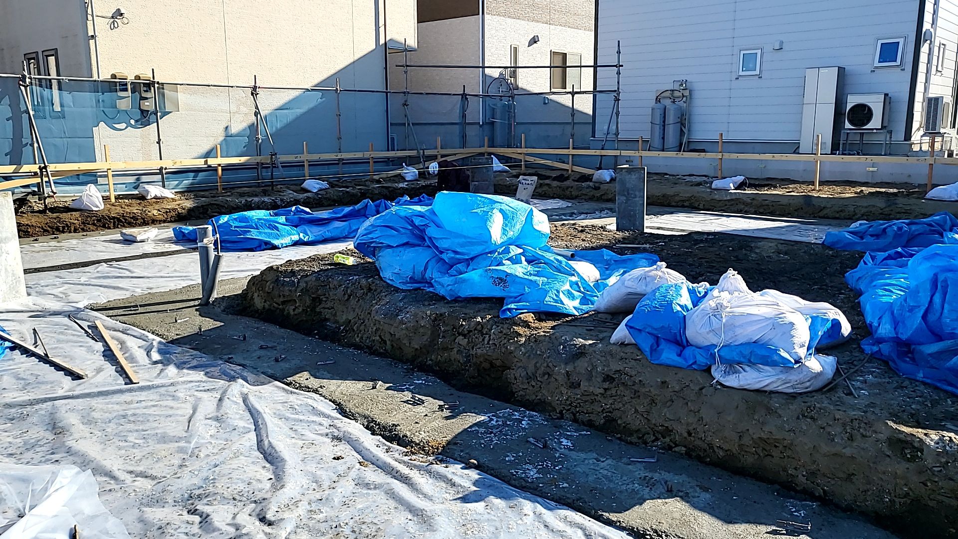 図面を正確に確認しながら、建物の通り芯を出し、枠を立てていきます。