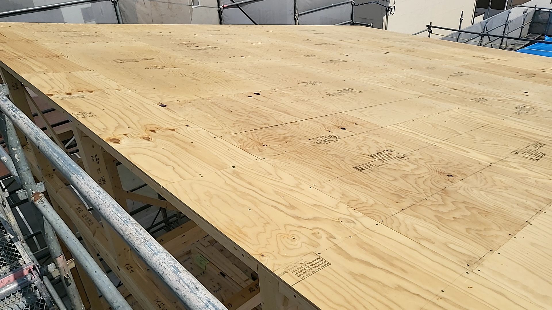 クギの種類・間隔などに注意しながら施工を進めております。