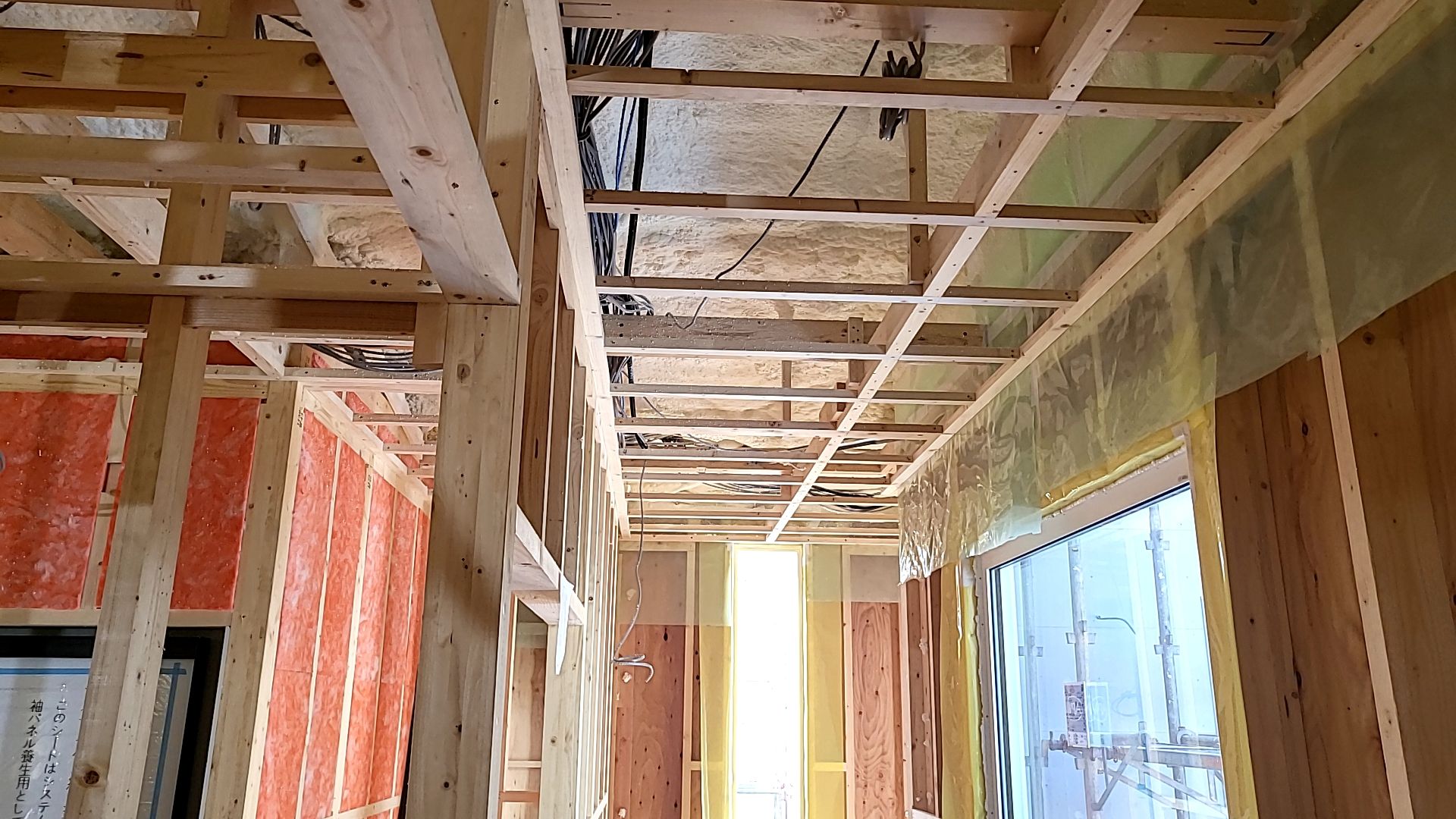 ガレージ内部の軒天張り工事の様子です。