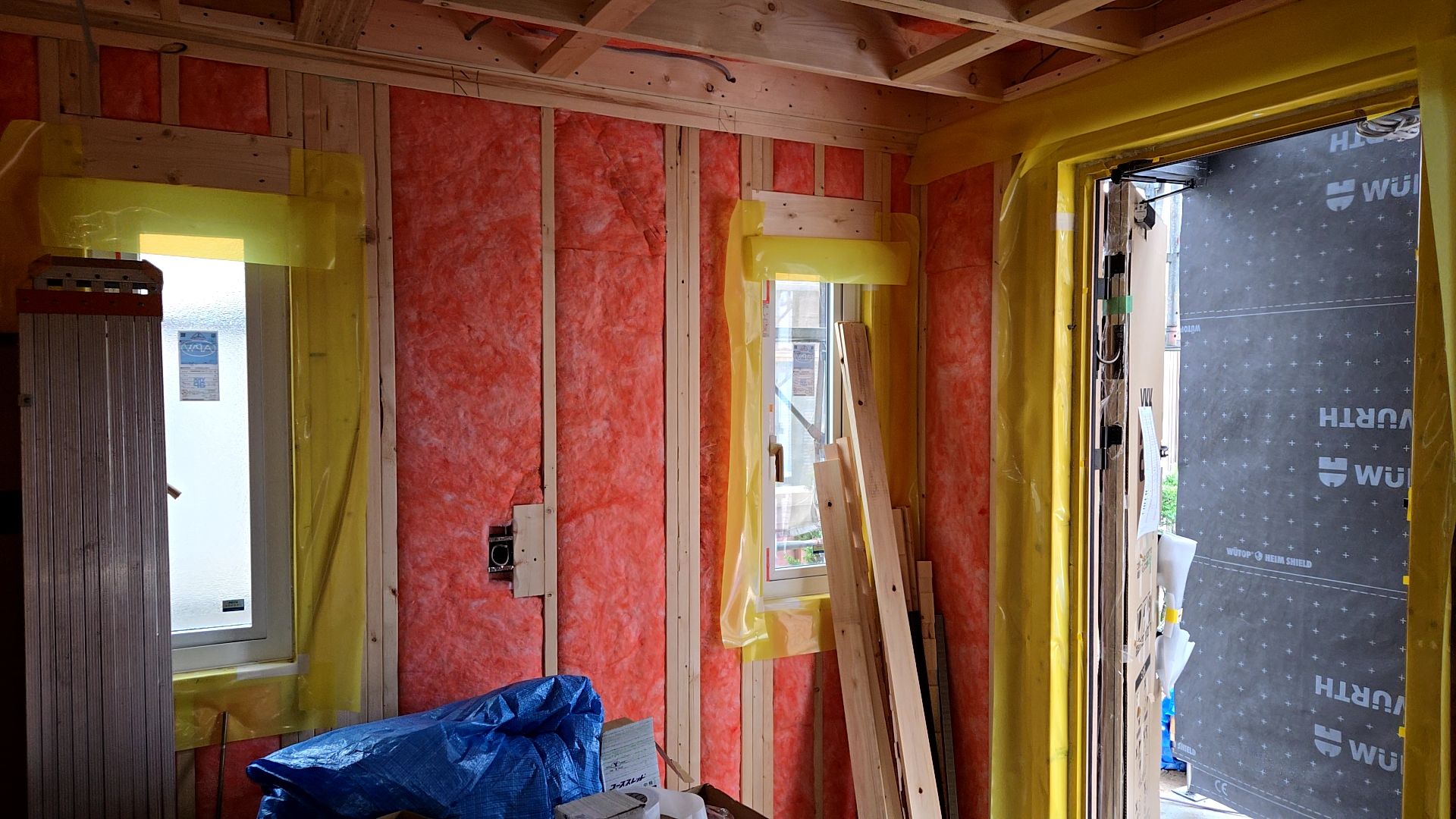 隙間のないよう細部まで丁寧に作業を行っております。