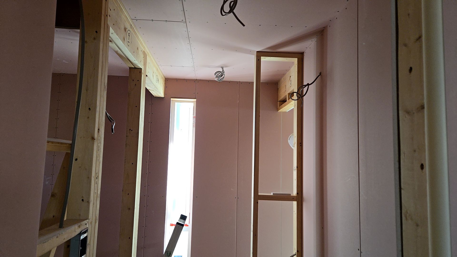 内部造作工事の様子です。