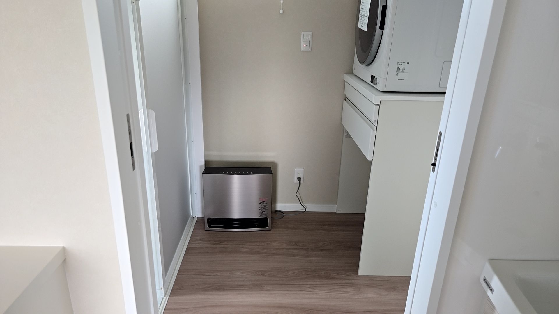 床のキズの補修を行っております。