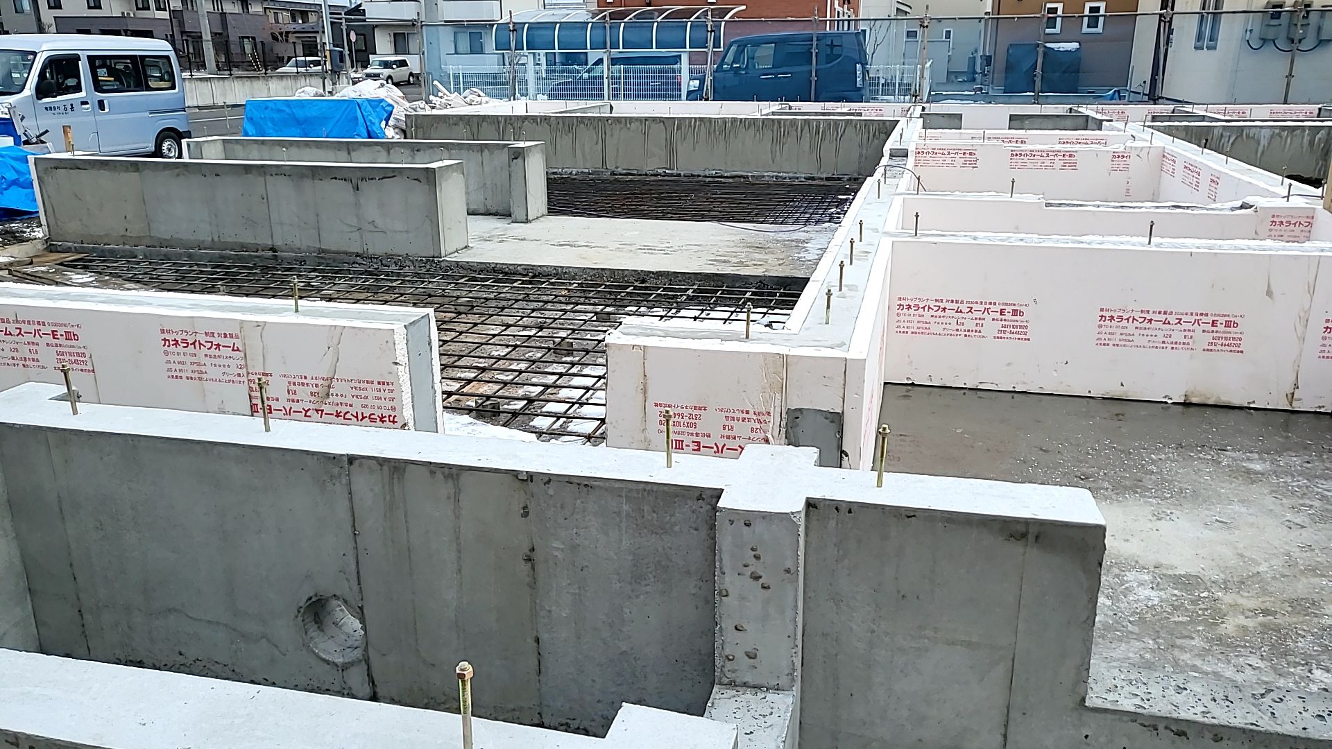 ガラスメッシュを張りながらモルタルを塗っていきます。