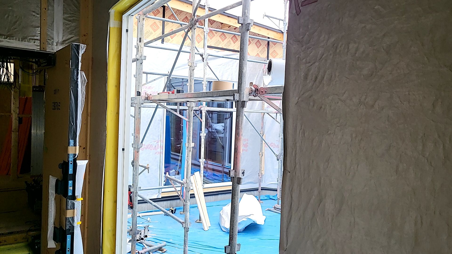 中庭部分の防水紙張りの様子です。