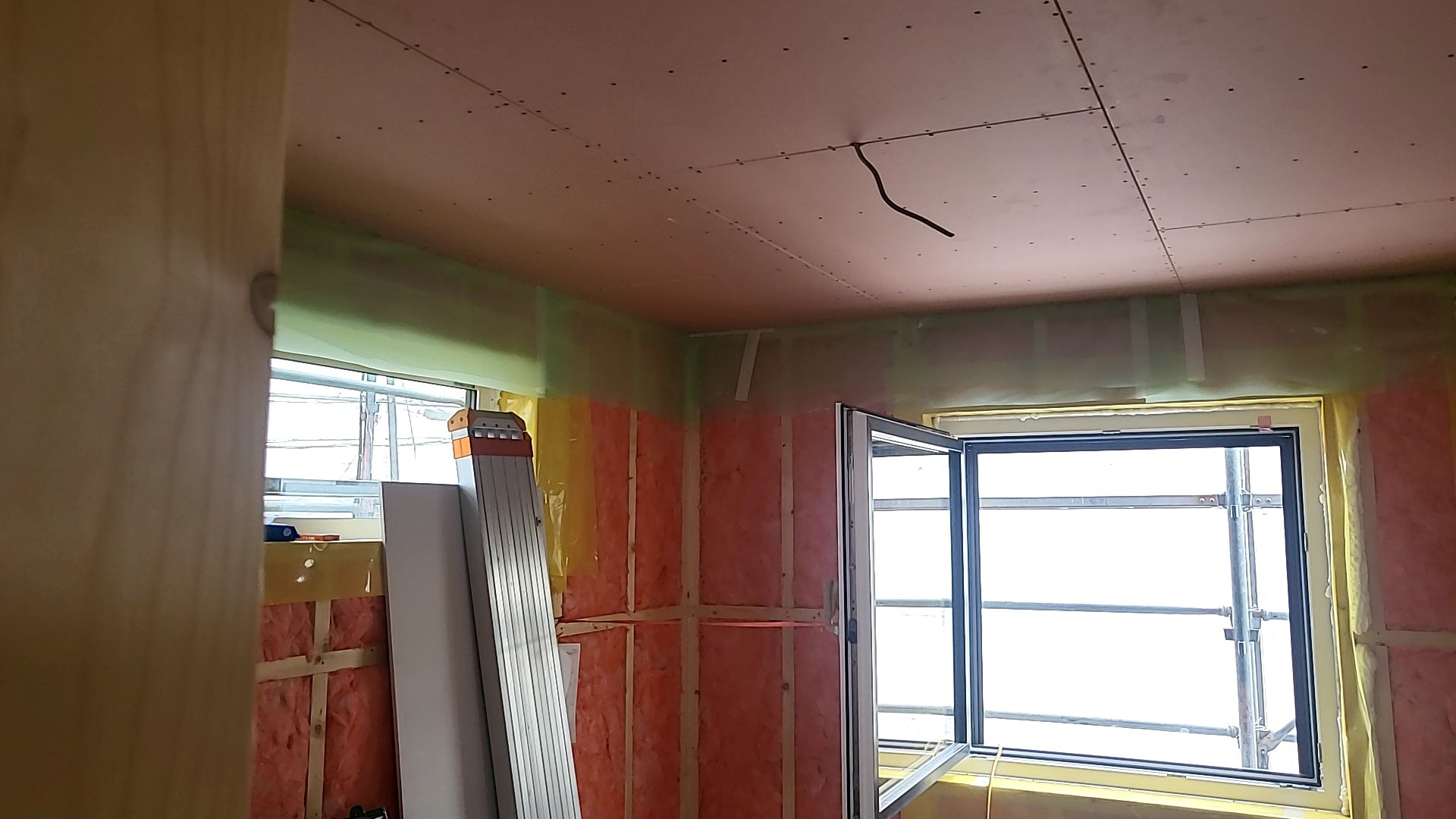 下地造作工事の様子です。