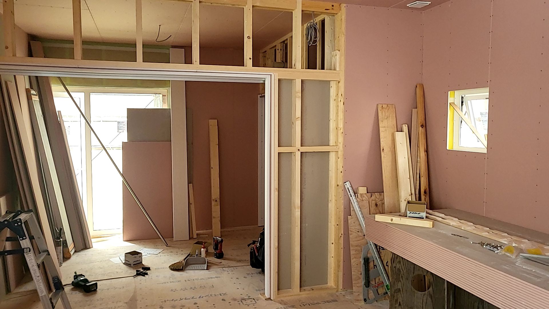 内部造作工事が行われている様子です。