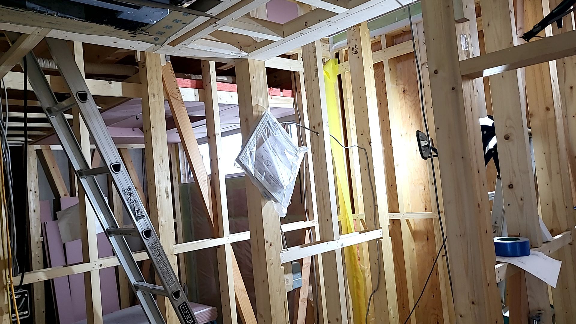 下地造作工事の様子です。