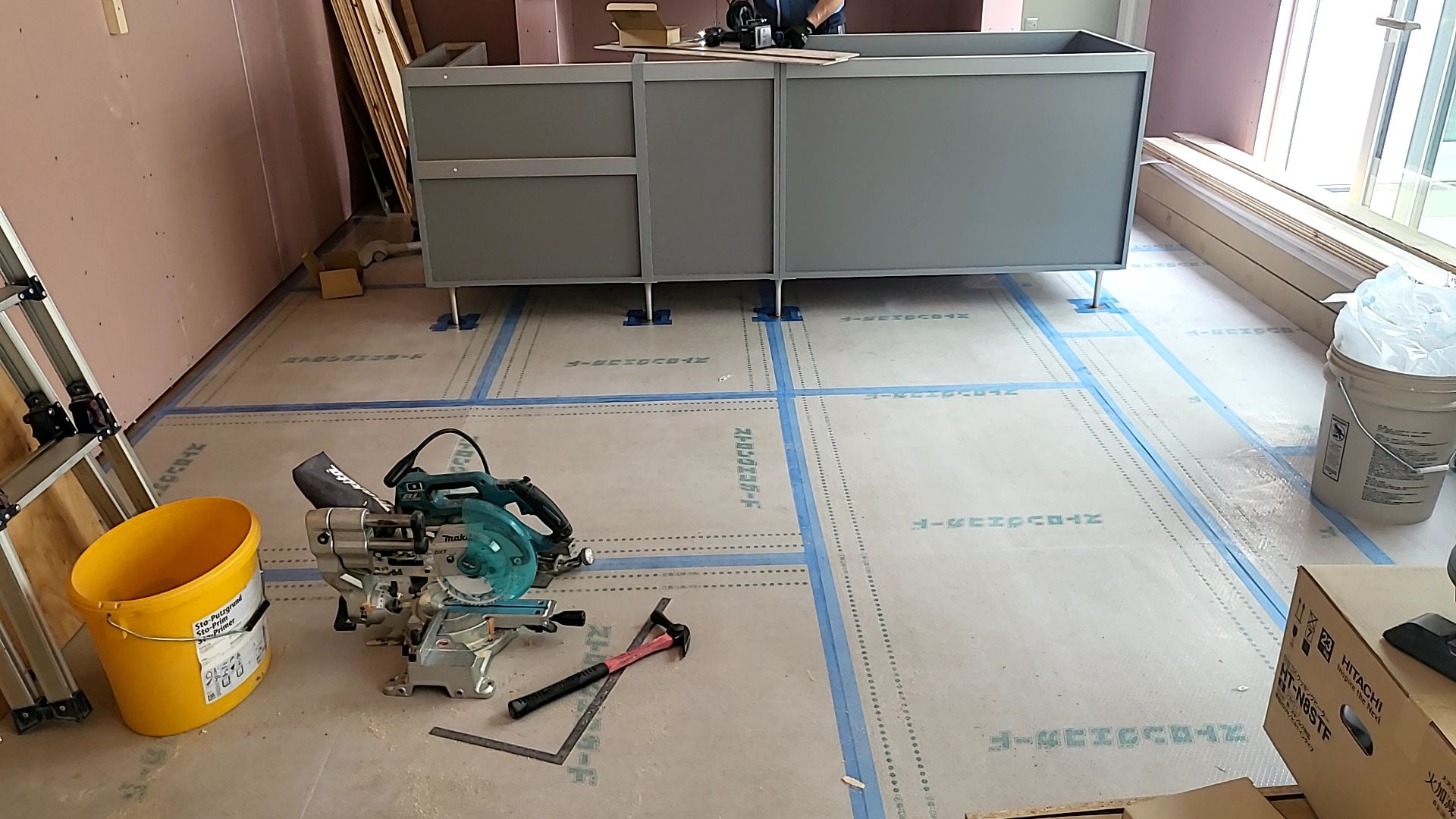 キッチンの設置が行われている様子です。