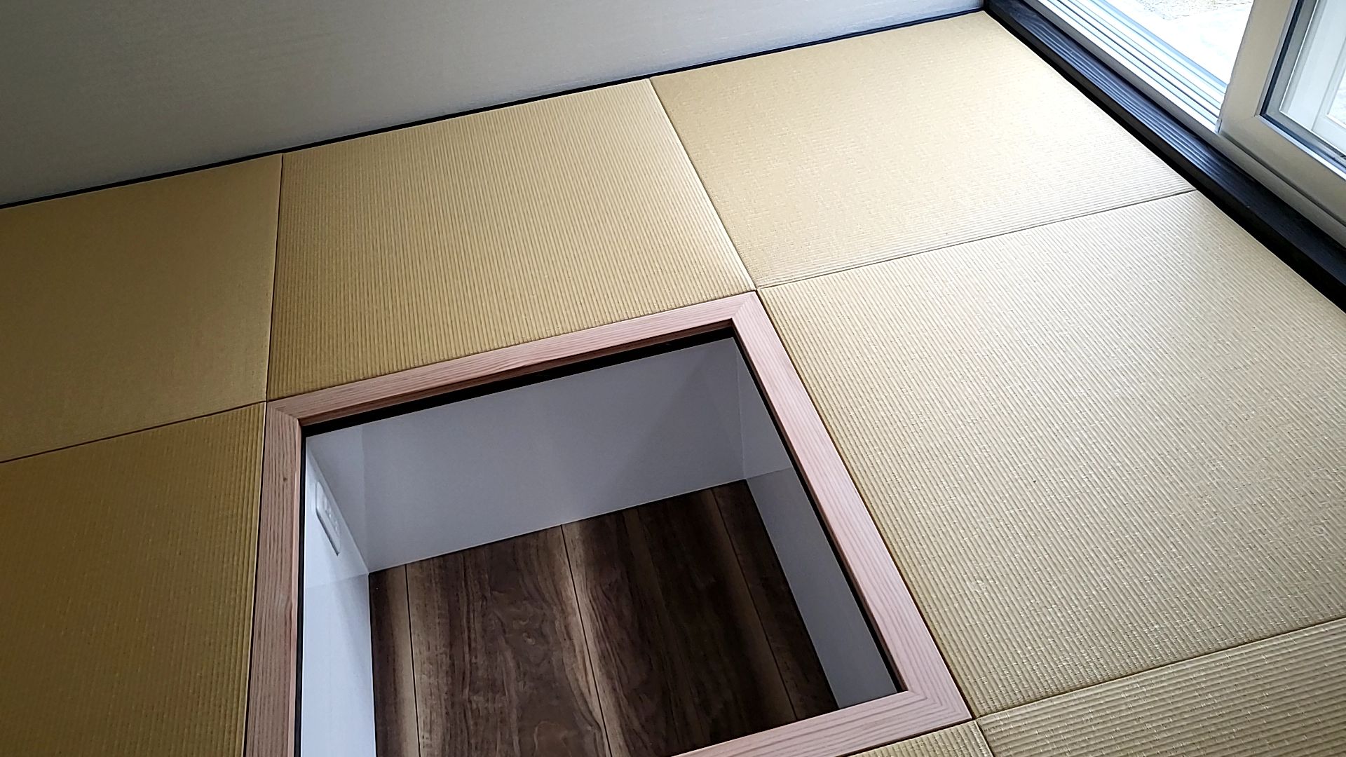 炉縁が設置された様子です。