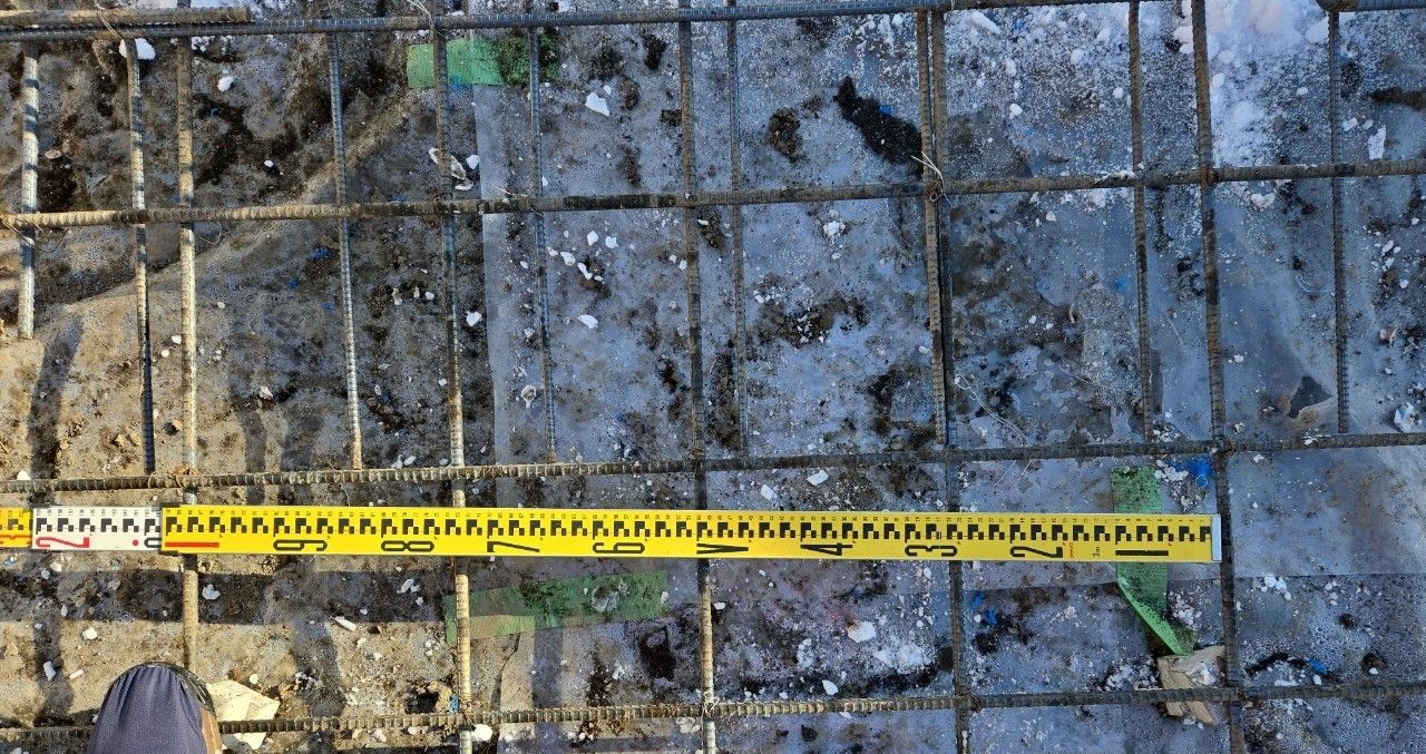 鉄筋の間隔・形状などを確認しております。