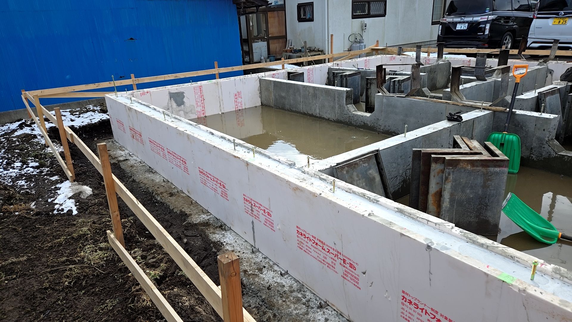 バラし終わった型枠を片付けながら、作業を行っております。