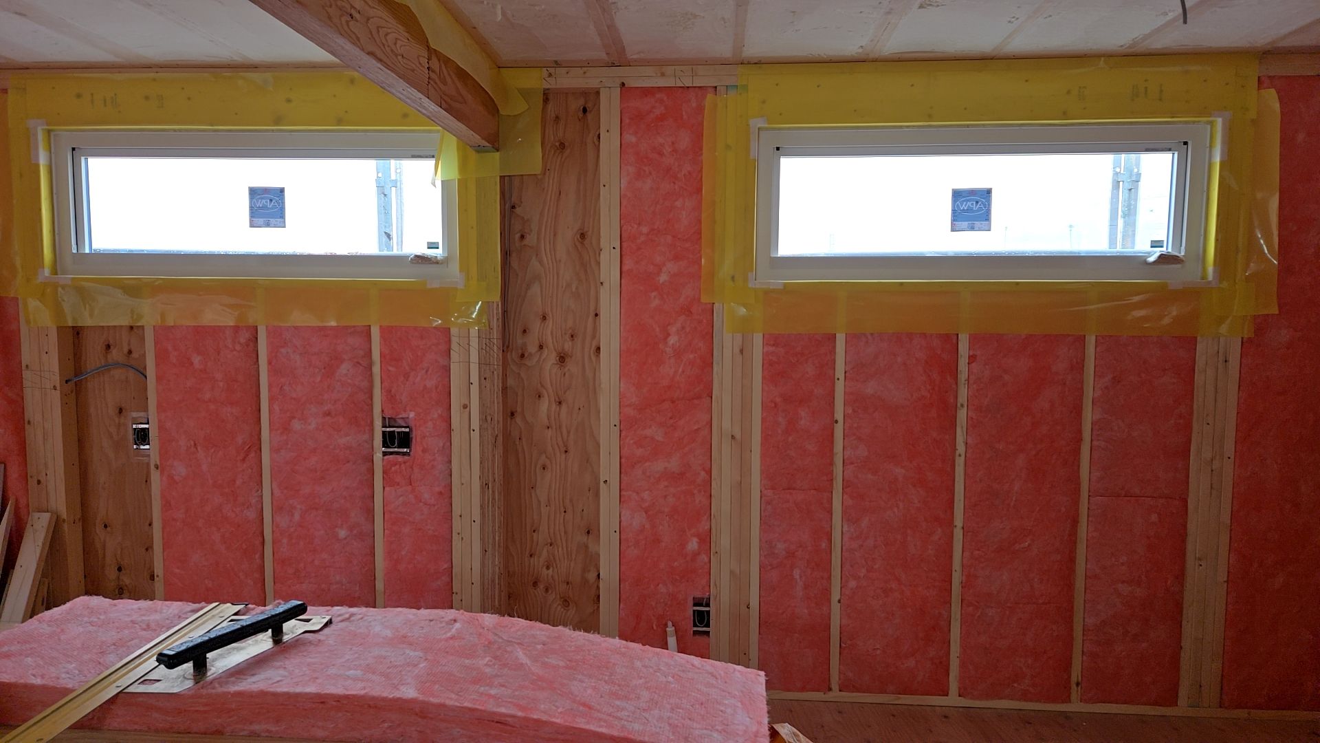 シワやヨレのないよう丁寧に施工しております。