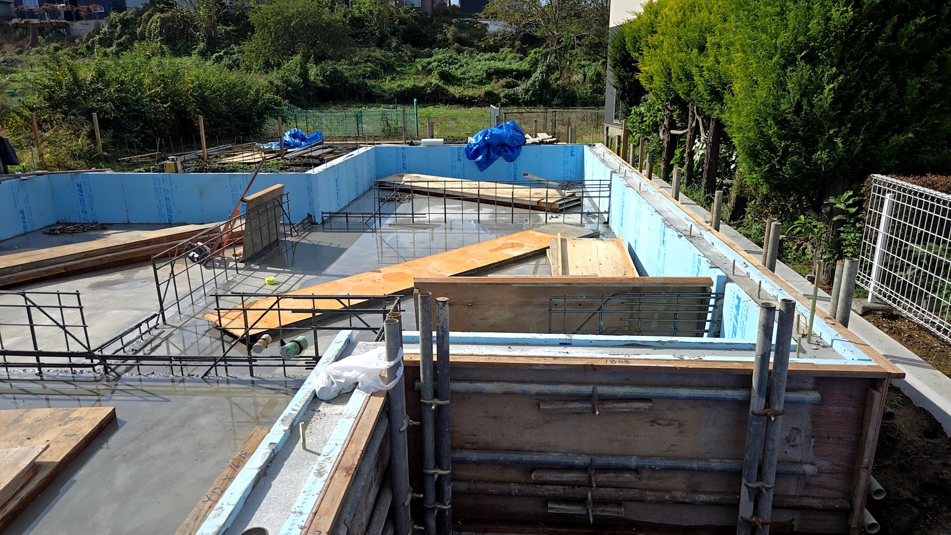 鉄筋がむき出しになっているため、安全には十分注意し作業を進めています。